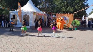 Миратея танцует танец бурундушек на дне города!