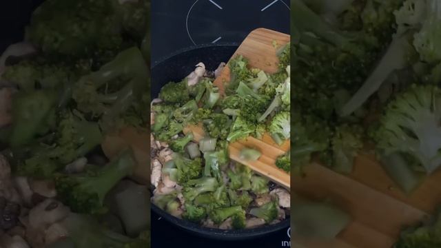 Сливочная подлива с куриной грудкой шампиньонами  брокколи и стручковой фасолью ?