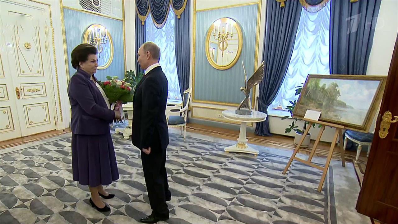 В Кремле Владимир Путин поздравил первую в мире женщину-космонавта Валентину Терешкову с юбилеем