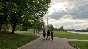 Проспорив друзьям, богач дал побирушке миллион… А проследив, обомлел, поняв на что она их потратила