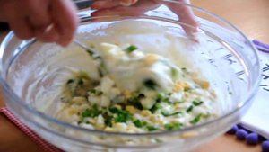 ОЛАДЬИ С ЯЙЦОМ И ЗЕЛЕНЫМ ЛУКОМ. НА КЕФИРЕ