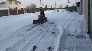 Минитрактор чистит снег!
