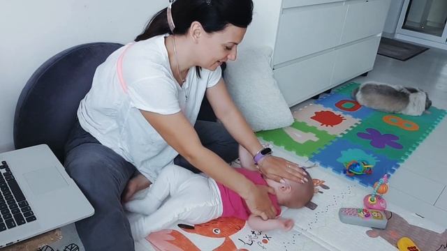 КРИВОШЕЯ у грудничков /Как определить кривошею у ребенка и что делать!04.2021 г. смотреть онлайн