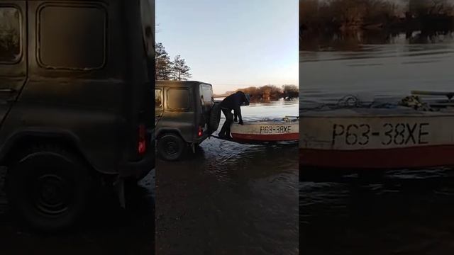 Уаз вдеиствие на реке Ин. Спускаем лодку на воду. смотреть онлайн