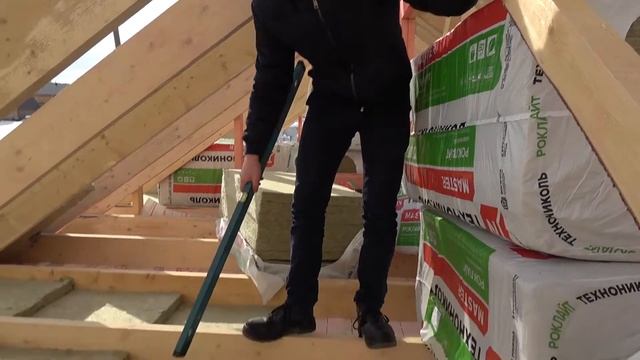 Строительство правильного каркасного дома своими руками. Утепление мансарды перед укладкой кровли. смотреть онлайн