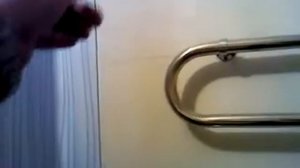 Панели ПВХ клеим на стены.