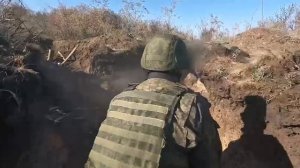 Инструктор показал, как штурмовать окопы противника