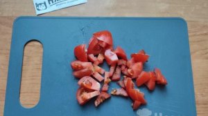 Яичница-глазунья с ветчиной, помидорами и маринованными корнишонами на завтрак