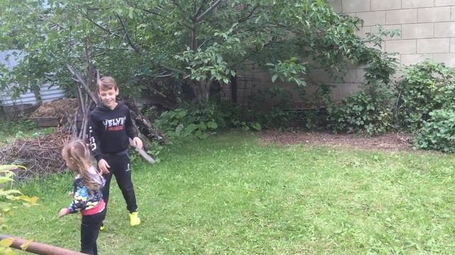 Танцуем с Аленкой на даче под песню «сердцеедки»)))) смотреть онлайн