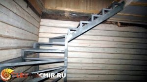 Металлический каркас лестницы в доме из бревна