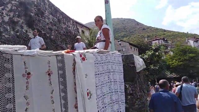 Босния и Герцеговина. Мостар. Мощеная брусчаткой дорога. Старый город. Мост Мусалы(1882 г) смотреть онлайн