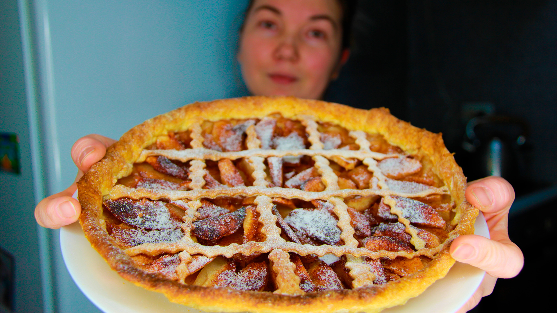 Taste the apple pie. Мясной пирог из слоено дрожжевого теста. Пицца треугольник из слоеного теста. Английский пирог с яблоками Телеканал еда выпечка для чайников.