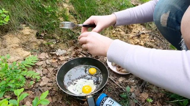 Обед на природе/Жарим колбаски на сковороде/Отдых на природе. смотреть онлайн