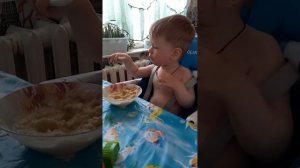 1 год и 3 месяца. Ребёнок кушает сам.