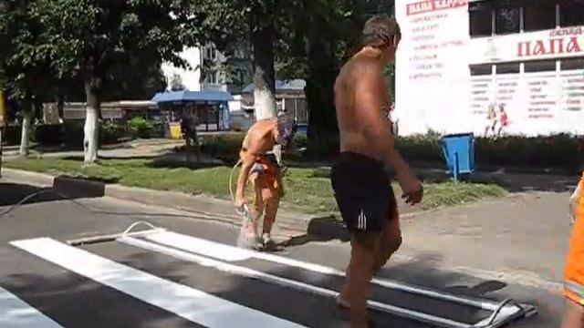 В Железногорске наносят дорожную разметку смотреть онлайн