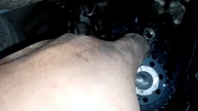 Замена датчика коленвала и сальников на распредвале и коленвале на Мицубиси Каризма смотреть онлайн