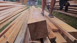 На выходных надо и рыбы наловить и гараж построить. Летом друзья и родственники приезжают чаще.