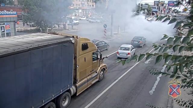 Момент возгорания бетономешалки на перекрестке попал на видео в Волгограде смотреть онлайн