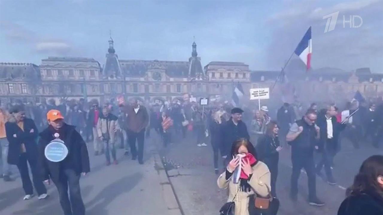 Тысячи людей в центре Парижа требуют прекратить снабжать Киев западным оружием