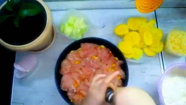 Картофель с курицей под сырной шапочкой/ Potatoes with chicken under a cheese cap смотреть онлайн