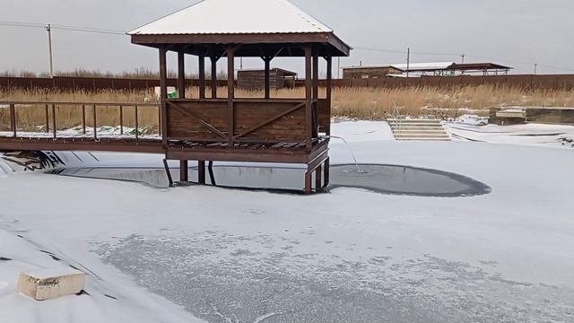 Ноябрь 2023 доливаю в пруд воду из колодца