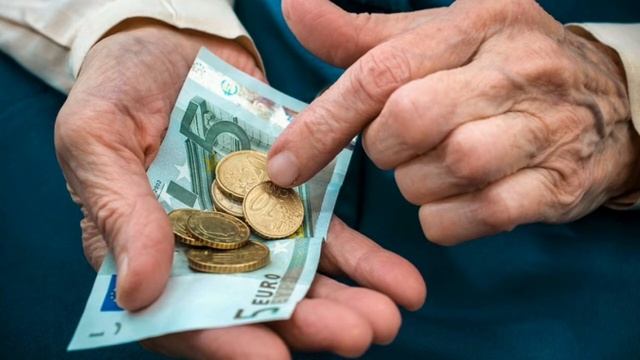 Что такое социальная пенсия и кому она назначается?