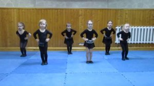 Прыжки с ритмическим рисунком. дети 3-4 года