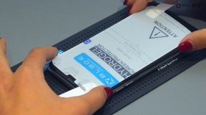 Поклейка сверхпрочной гидрогелевой пленки на телефон