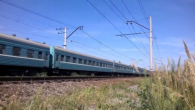 Электровоз ЭП2К-022 с поездом Санкт-Петербург-Астана смотреть онлайн