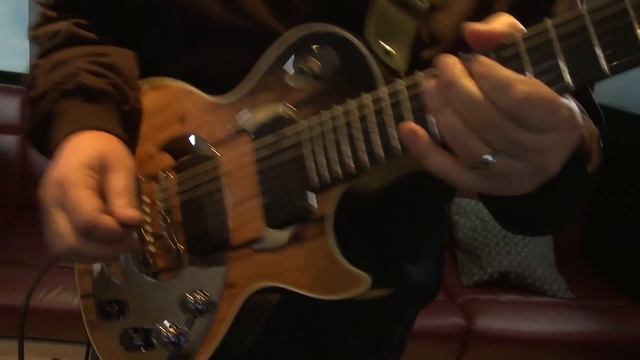 Tech Talk: Black Eyed Peas' guitarist George Pajon demonstrates the Gibson Dusk Tiger смотреть онлайн