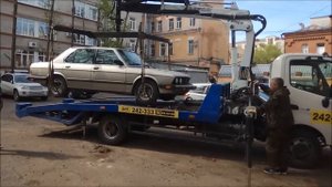 Эвакуатор в Хабаровске, погрузка BMW гидроманипулятором.