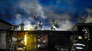 В сильном пожаре в Ханты-Мансийске сгорели несколько гаражей и машина