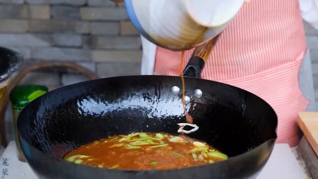 【农家的小勇】小勇做鸡蛋酱拌手擀面，配上自家的酱黄瓜，再来瓣大蒜，完美 смотреть онлайн