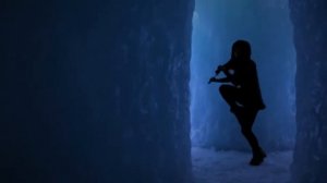 Девушка во льдах классно играет на скрипке