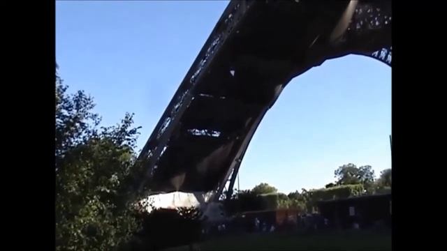 У подножья Эйфелевой башни смотреть онлайн