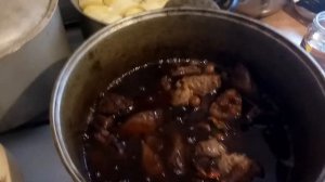Тушеное мясо кабана с изюмом и специями
