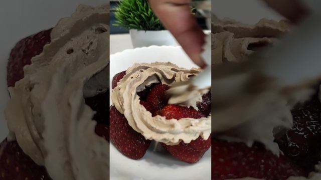 Десерт из клубники за 2 минуты: главное - выбрать вкусную ароматную ягоду #shorts