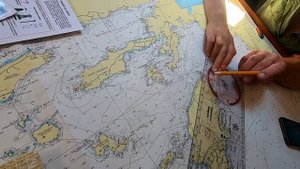 Триангуляция - определение положения в море по пеленгу на объекте с привязкой к карте