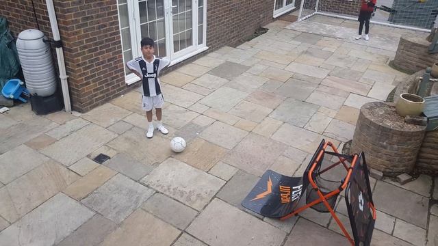 Louis vs Max football challenge смотреть онлайн