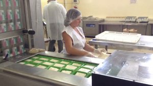 Как делают и фасуют брынзу?