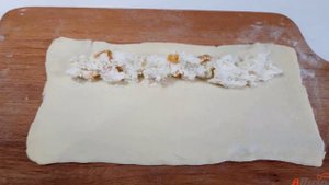 Бублики с творогом из слоеного теста