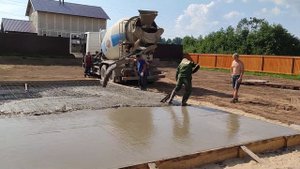 Заливка фундаментной плиты без бетононасоса, самосливом