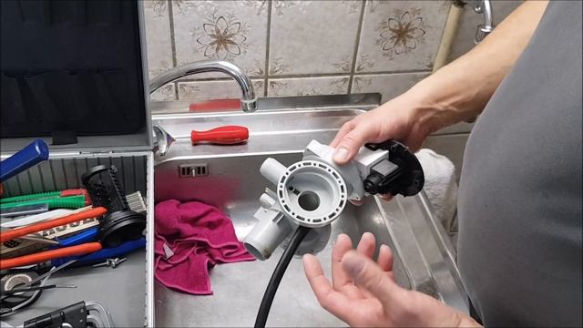 Waschmaschine von LG (Direkt Drive), Laugenpumpe ausbauen. LG remove washing machine drain pump. смотреть онлайн