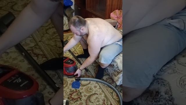 Как самостоятельно разобрать на части пылесос Самсунг AIR TRACK, красный. смотреть онлайн