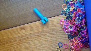 Как плести очень простой браслет из резинок.ЛЕНТЯЙ