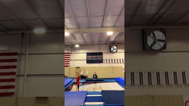 Сальто на батуте. Как научиться прыгать сальто. #батут #сальто #гимнастика смотреть онлайн