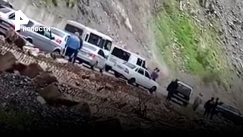 Сильнейший камнепад перекрыл дорогу на границе с Грузией / РЕН Новости