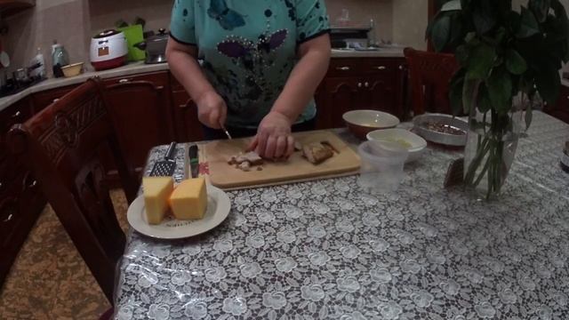 ФРАНЦУЗСКИЙ САЛАТ « МАДАМ»  с курицей, виноградом , ананасами и орехами (праздничное блюдо).