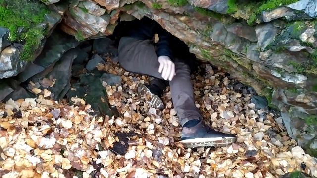 Первоуральск/гора КАРАУЛЬНАЯ/ внутри пещеры/клаустрофобия