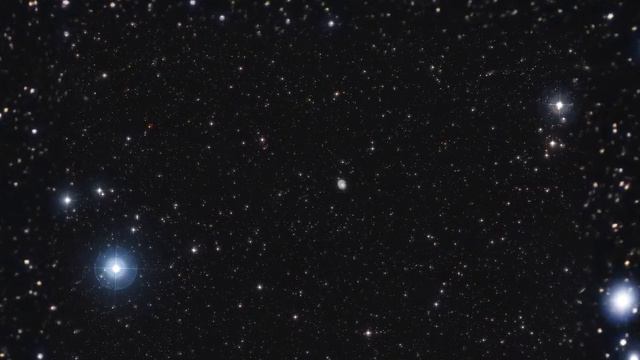 Zooming in on the spiral galaxy NGC 1637 смотреть онлайн